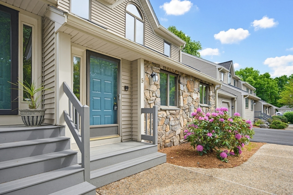 5 Magnolia Dr, Franklin, Massachusetts, 2 Bedrooms Bedrooms, 7 Rooms Rooms,2.5 BathroomsBathrooms,Residential,For Sale,Magnolia Dr,73523696