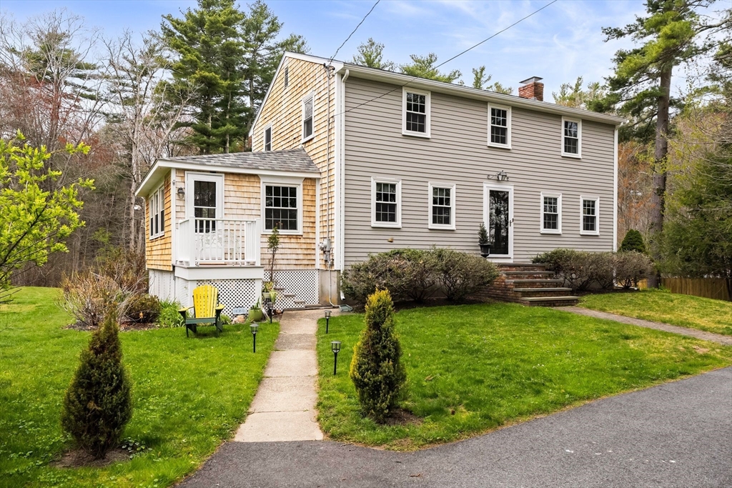 350 Elm Street, Halifax, Massachusetts, 4 Bedrooms Bedrooms, 9 Rooms Rooms,1.5 BathroomsBathrooms,Residential,For Sale,Elm Street,73523697