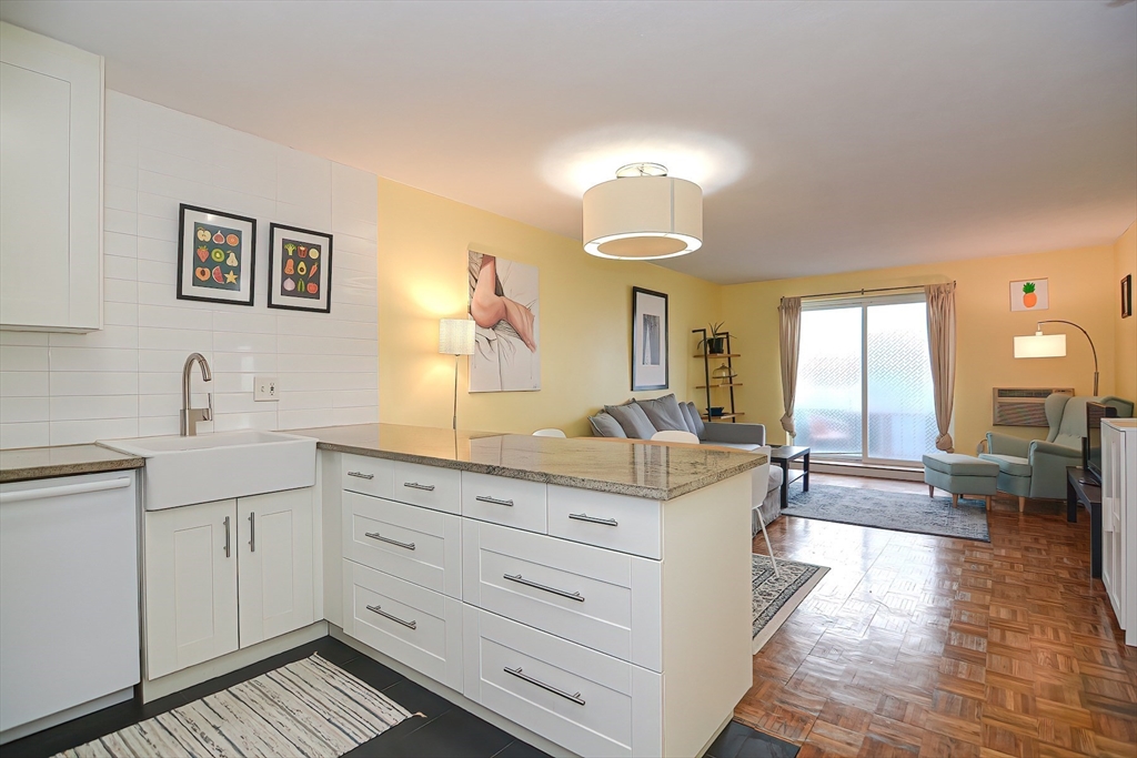 18 Pond St, Boston, Massachusetts, 2 Bedrooms Bedrooms, 5 Rooms Rooms,1 BathroomBathrooms,Residential Lease,For Rent,Pond St,73523709