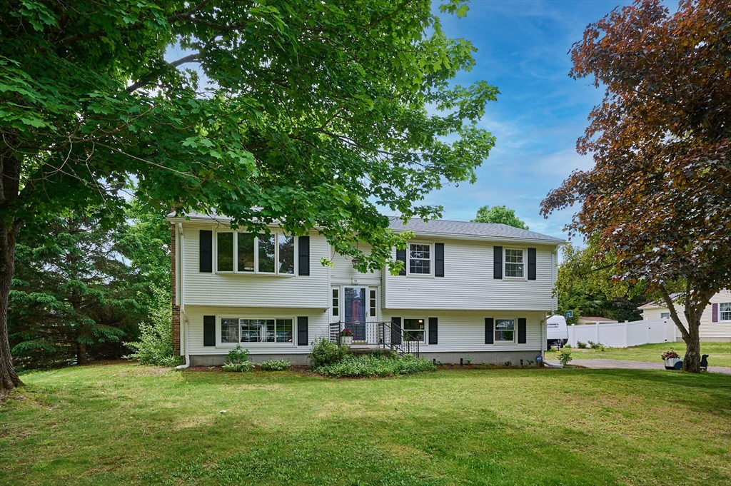 10 Robin Rd, Easthampton, Massachusetts, 3 Bedrooms Bedrooms, 6 Rooms Rooms,2 BathroomsBathrooms,Residential,For Sale,Robin Rd,73523930