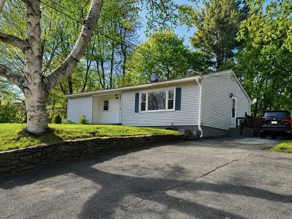 11 Ringer St, Leominster, Massachusetts, 3 Bedrooms Bedrooms, 6 Rooms Rooms,1 BathroomBathrooms,Residential,For Sale,Ringer St,73523758