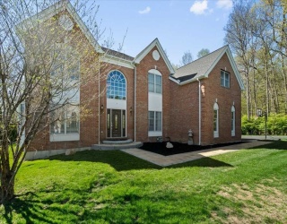 7 Dickinson Circle, Shrewsbury, Massachusetts, 4 Bedrooms Bedrooms, 11 Rooms Rooms,2.5 BathroomsBathrooms,Residential,For Sale,Dickinson Circle,73523957