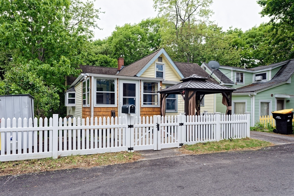 330 Mount Wayte Ave, Framingham, Massachusetts, 3 Bedrooms Bedrooms, 7 Rooms Rooms,1.5 BathroomsBathrooms,Residential,For Sale,Mount Wayte Ave,73523940