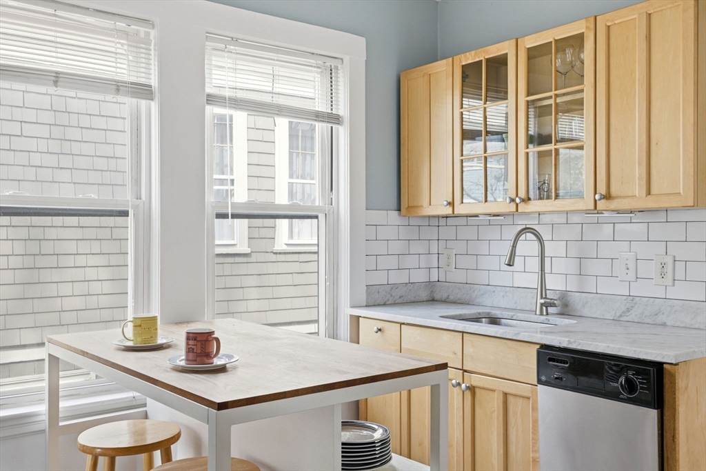 85 Jamaica Street, Boston, Massachusetts, 2 Bedrooms Bedrooms, 6 Rooms Rooms,1 BathroomBathrooms,Residential,For Sale,Jamaica Street,73493048