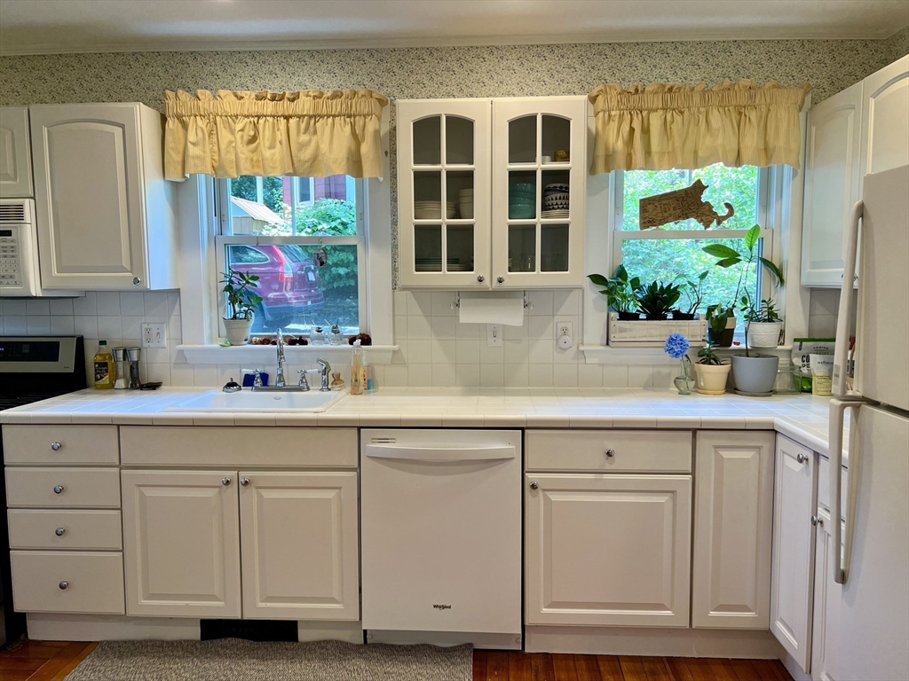 52 Mount Vernon St., Arlington, Massachusetts, 2 Bedrooms Bedrooms, 5 Rooms Rooms,1 BathroomBathrooms,Residential Lease,For Rent,Mount Vernon St.,73523987