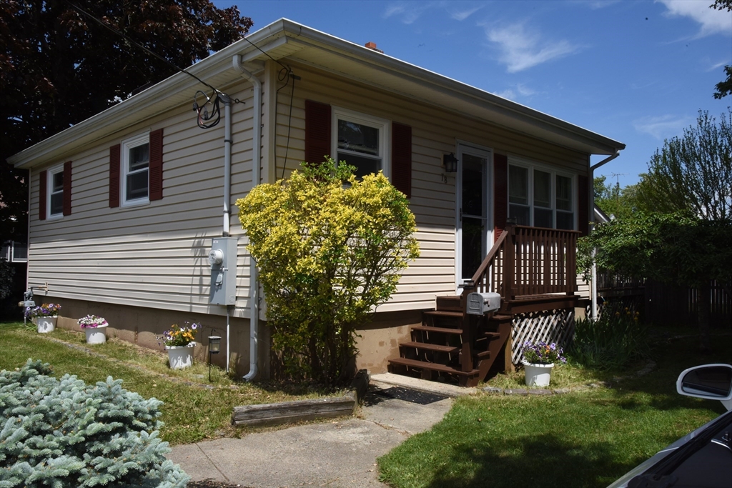 78 Munsey Ave, Swansea, Massachusetts, 3 Bedrooms Bedrooms, 5 Rooms Rooms,1 BathroomBathrooms,Residential,For Sale,Munsey Ave,73524115