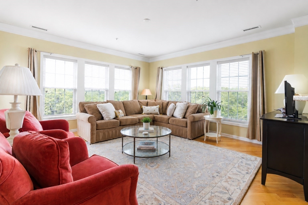9 Morgan Dr, Natick, Massachusetts, 2 Bedrooms Bedrooms, 6 Rooms Rooms,2 BathroomsBathrooms,Residential,For Sale,Morgan Dr,73524142