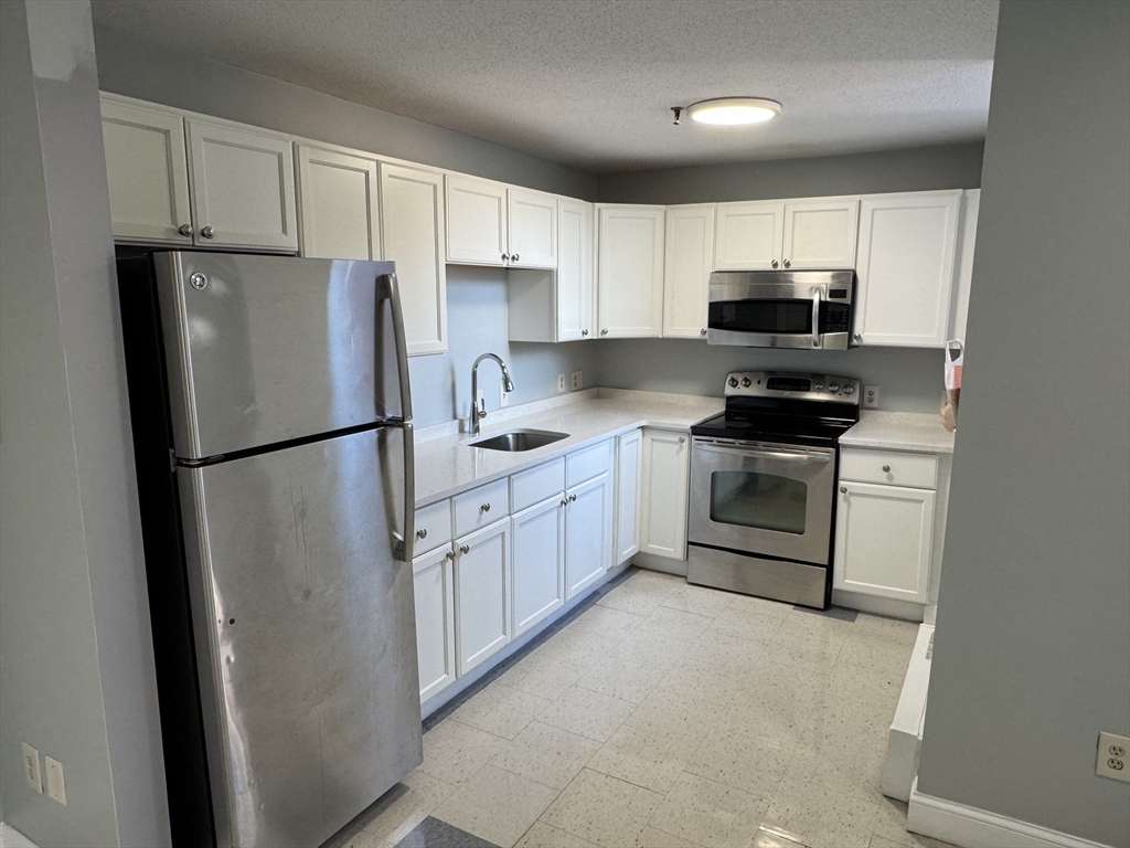 46 Amesbury, Lawrence, Massachusetts, 2 Bedrooms Bedrooms, 3 Rooms Rooms,1 BathroomBathrooms,Residential Lease,For Rent,Amesbury,73524253