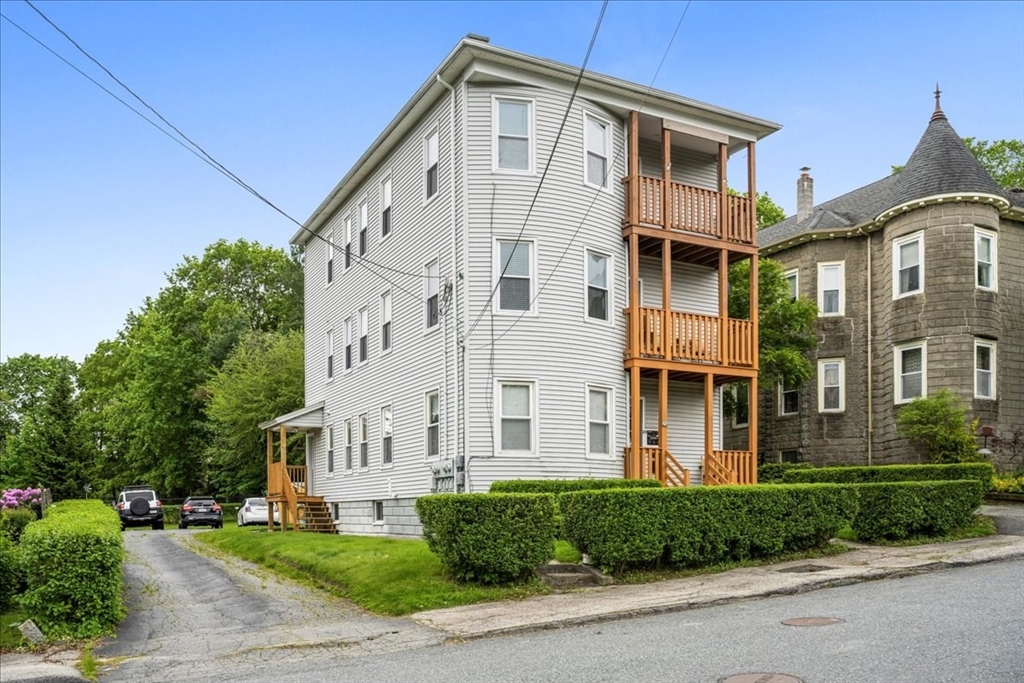 29 Tatman St, Worcester, Massachusetts, 6 Bedrooms Bedrooms, 15 Rooms Rooms,3 BathroomsBathrooms,Residential Income,For Sale,Tatman St,73490737