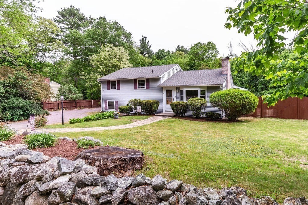 186 Pleasant St, Millis, Massachusetts, 3 Bedrooms Bedrooms, 6 Rooms Rooms,1.5 BathroomsBathrooms,Residential,For Sale,Pleasant St,73524057