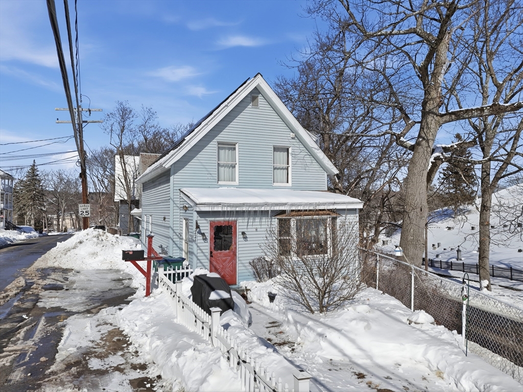 224 Rollstone St, Fitchburg, Massachusetts, 3 Bedrooms Bedrooms, 6 Rooms Rooms,1 BathroomBathrooms,Residential,For Sale,Rollstone St,73480403