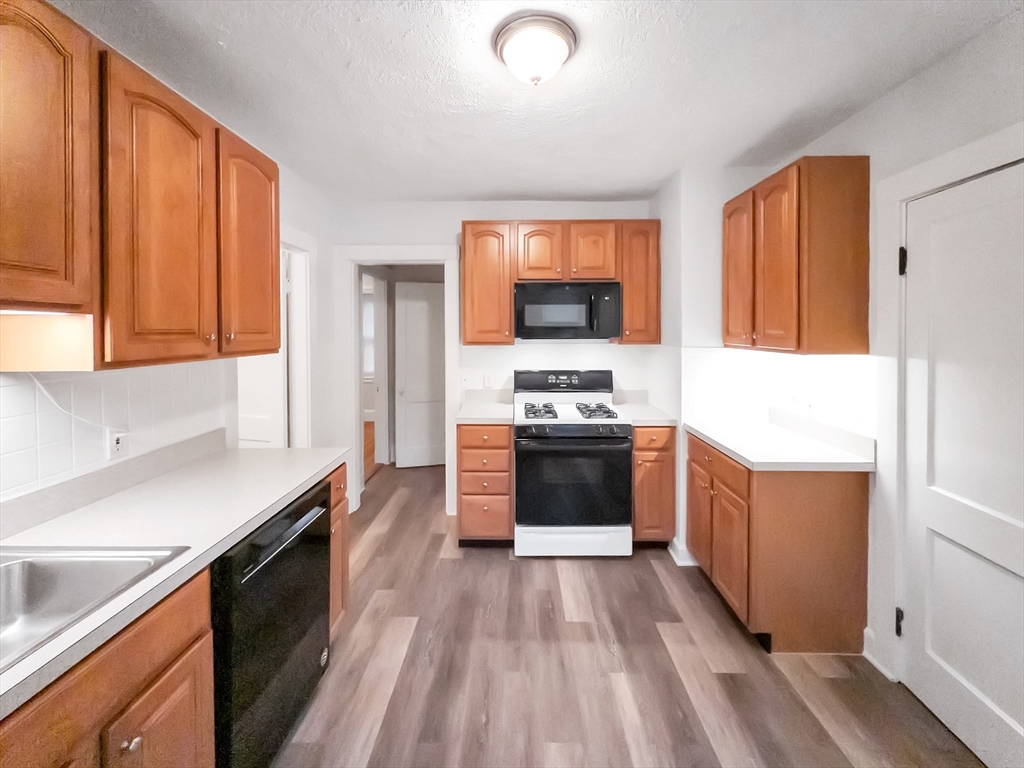 21 Bradwood Street, Boston, Massachusetts, 2 Bedrooms Bedrooms, 5 Rooms Rooms,1 BathroomBathrooms,Residential Lease,For Rent,Bradwood Street,73524203