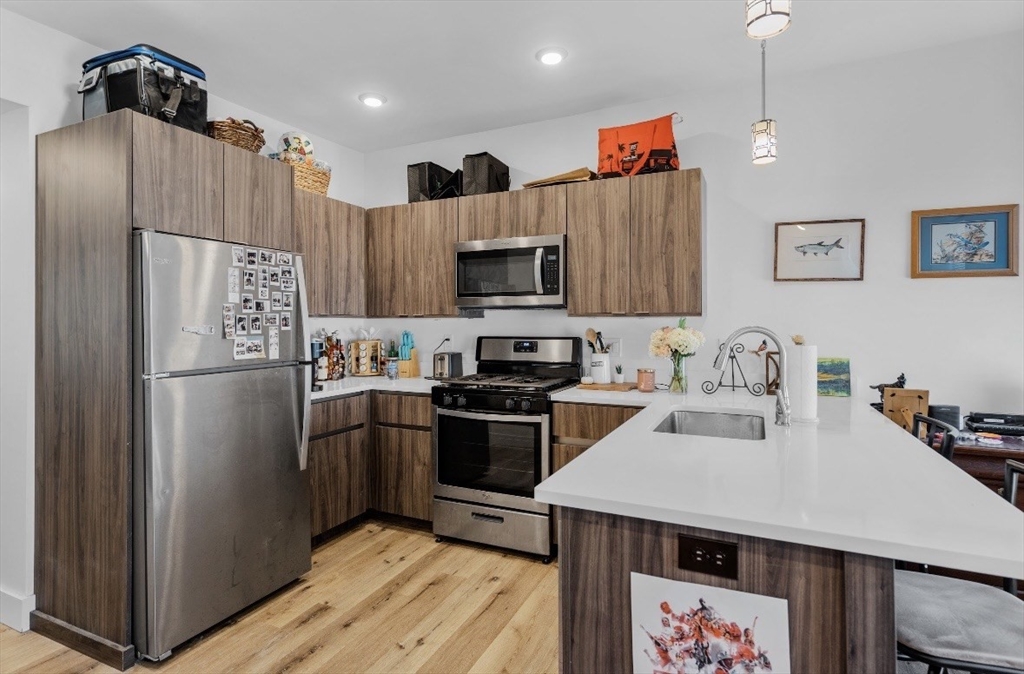 211 West 9th Street, Boston, Massachusetts, 2 Bedrooms Bedrooms, 4 Rooms Rooms,1 BathroomBathrooms,Residential Lease,For Rent,West 9th Street,73524214