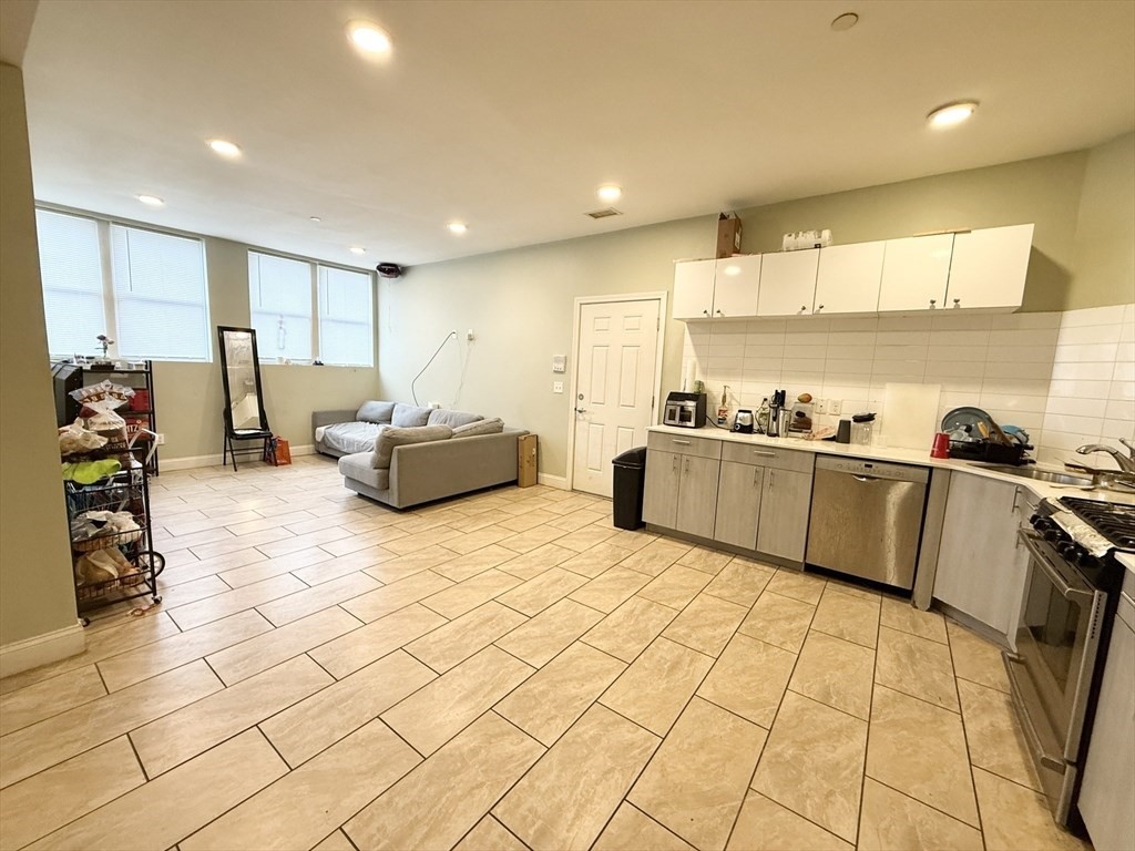 299 Dudley, Boston, Massachusetts, 3 Bedrooms Bedrooms, 4 Rooms Rooms,2 BathroomsBathrooms,Residential Lease,For Rent,Dudley,73524220