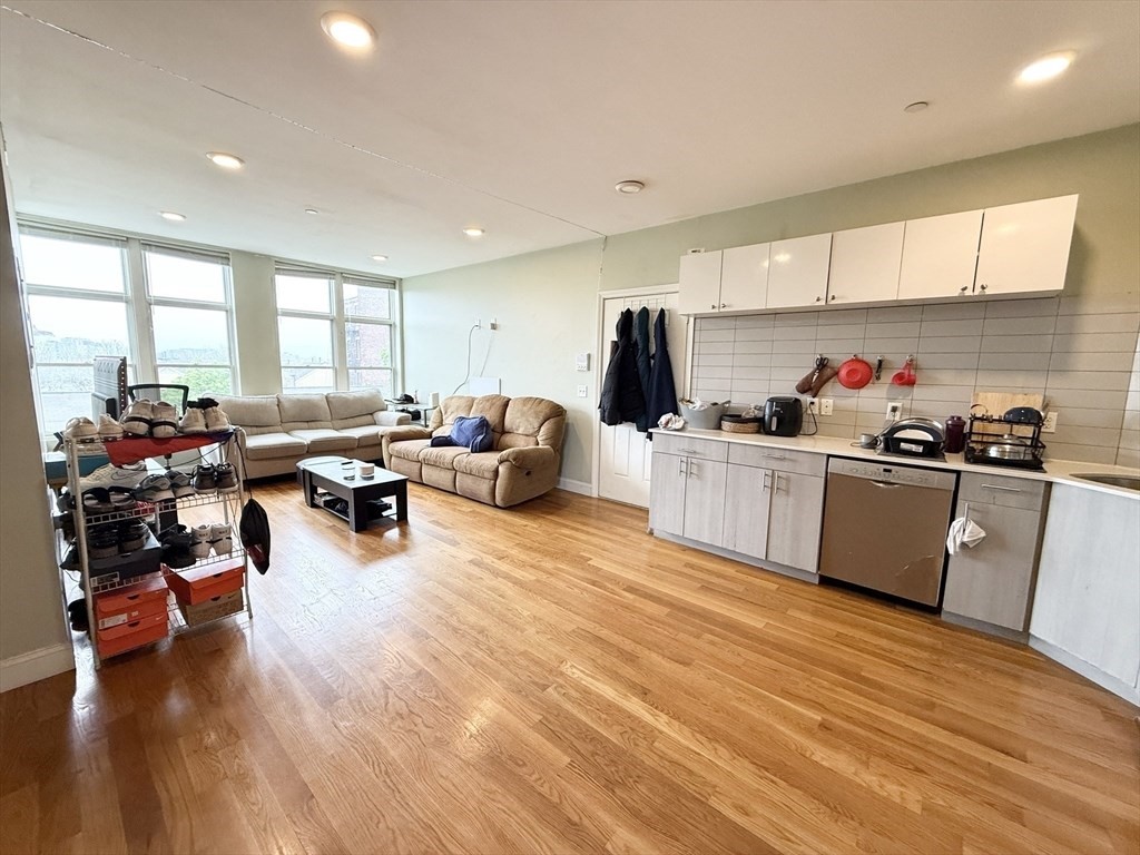 299 Dudley, Boston, Massachusetts, 3 Bedrooms Bedrooms, 4 Rooms Rooms,2 BathroomsBathrooms,Residential Lease,For Rent,Dudley,73524226