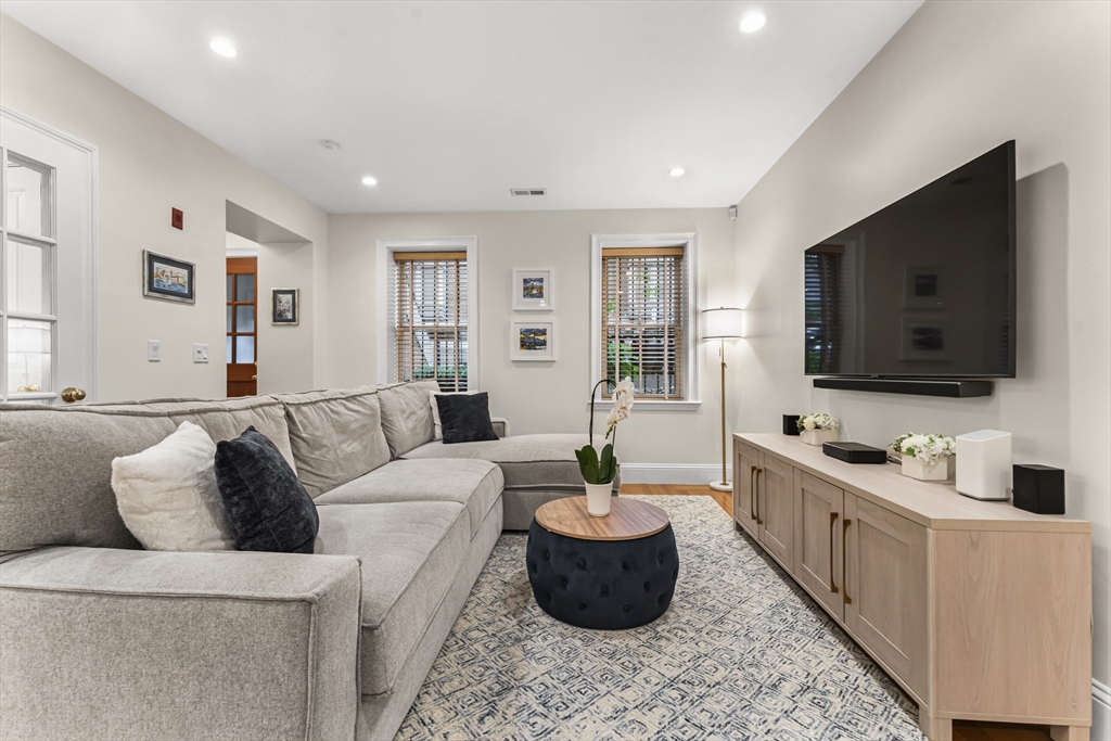 23 Worcester St, Boston, Massachusetts, 2 Bedrooms Bedrooms, 4 Rooms Rooms,1 BathroomBathrooms,Residential,For Sale,Worcester St,73524651