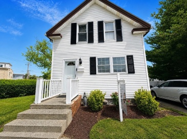 8 Essex St, Swampscott, Massachusetts, 4 Bedrooms Bedrooms, 6 Rooms Rooms,2.5 BathroomsBathrooms,Residential,For Sale,Essex St,73516349