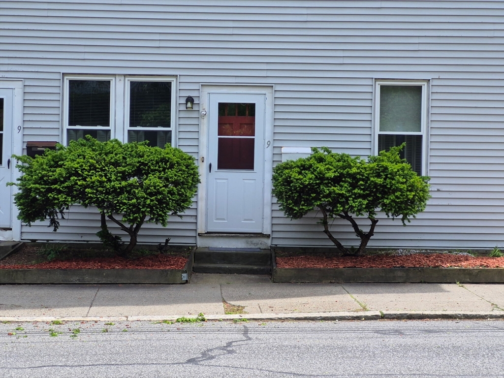 9 Oak, Wakefield, Massachusetts, 2 Bedrooms Bedrooms, 5 Rooms Rooms,1 BathroomBathrooms,Residential Lease,For Rent,Oak,73524532