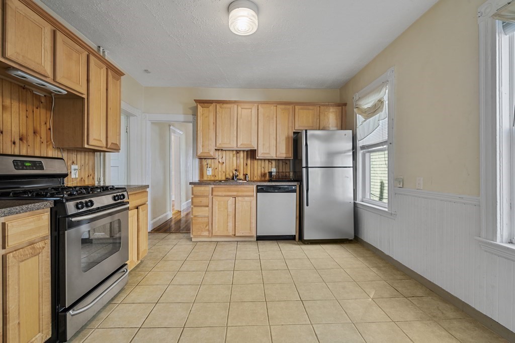 31 Harold St, Somerville, Massachusetts, 3 Bedrooms Bedrooms, 6 Rooms Rooms,1 BathroomBathrooms,Residential Lease,For Rent,Harold St,73524385
