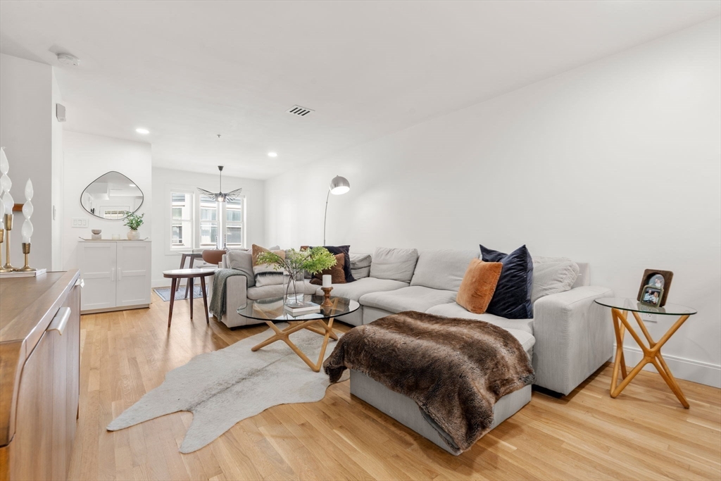 123 Tudor St, Boston, Massachusetts, 3 Bedrooms Bedrooms, 5 Rooms Rooms,2.5 BathroomsBathrooms,Residential Lease,For Rent,Tudor St,73524391