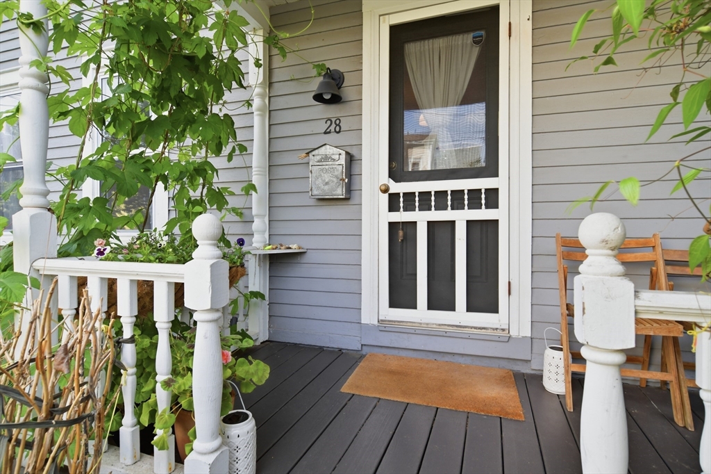 28 Winter St, Easthampton, Massachusetts, 2 Bedrooms Bedrooms, 5 Rooms Rooms,1.5 BathroomsBathrooms,Residential,For Sale,Winter St,73524494