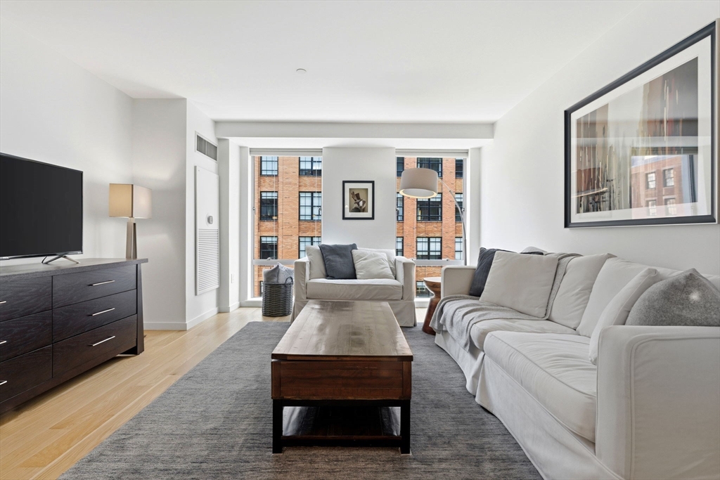 80 Broad St, Boston, Massachusetts, 2 Bedrooms Bedrooms, 4 Rooms Rooms,2 BathroomsBathrooms,Residential,For Sale,Broad St,73524801