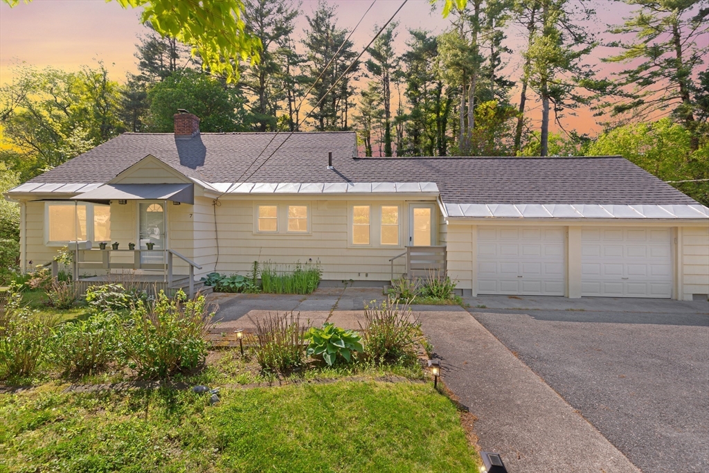 7 Marie Ave, Sharon, Massachusetts, 4 Bedrooms Bedrooms, 11 Rooms Rooms,2 BathroomsBathrooms,Residential,For Sale,Marie Ave,73524692