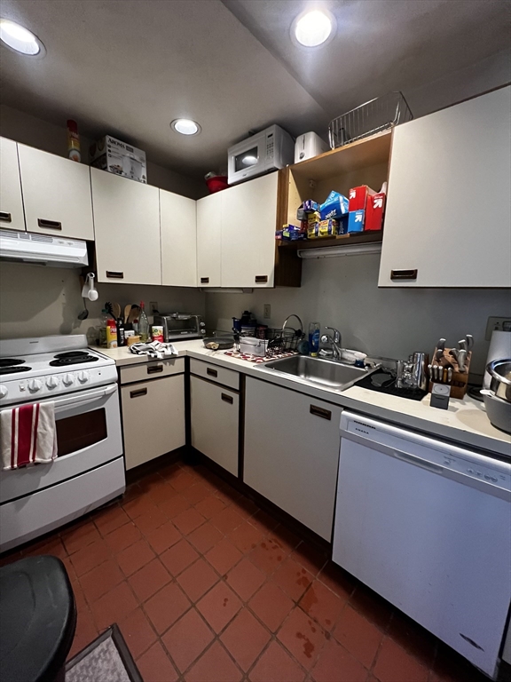 451 Park Dr, Boston, Massachusetts, 2 Bedrooms Bedrooms, 5 Rooms Rooms,2 BathroomsBathrooms,Residential Lease,For Rent,Park Dr,73524825