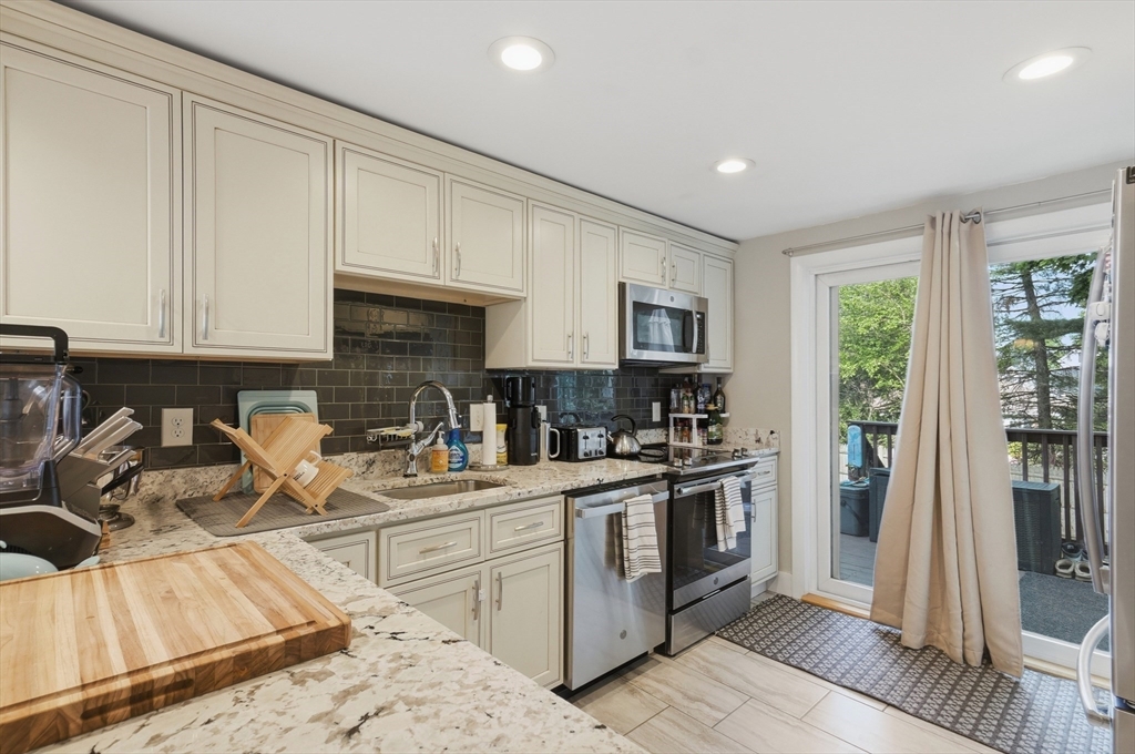 11-1/2 Albion St, Salem, Massachusetts, 3 Bedrooms Bedrooms, 6 Rooms Rooms,2 BathroomsBathrooms,Residential,For Sale,Albion St,73524830