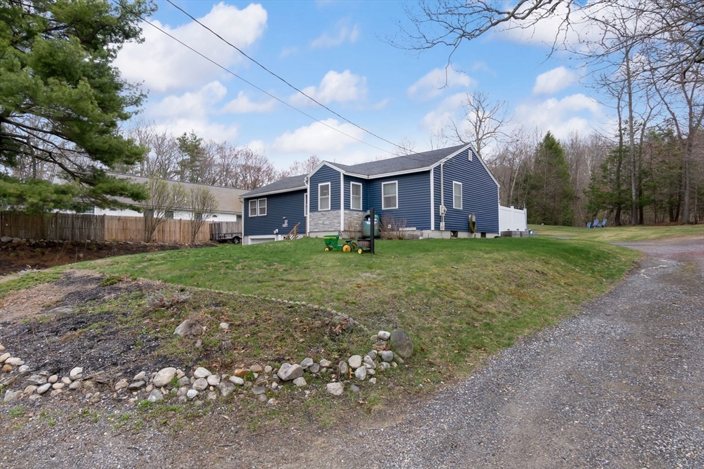 182 S Main St, Newton, New Hampshire, 3 Bedrooms Bedrooms, 6 Rooms Rooms,1.5 BathroomsBathrooms,Residential,For Sale,S Main St,73505285