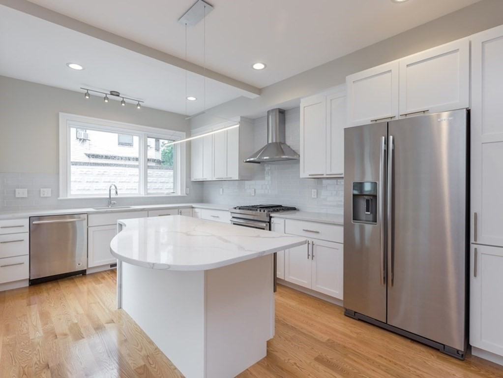 295 Broadway, Cambridge, Massachusetts, 3 Bedrooms Bedrooms, 6 Rooms Rooms,2.5 BathroomsBathrooms,Residential Lease,For Rent,Broadway,73523591