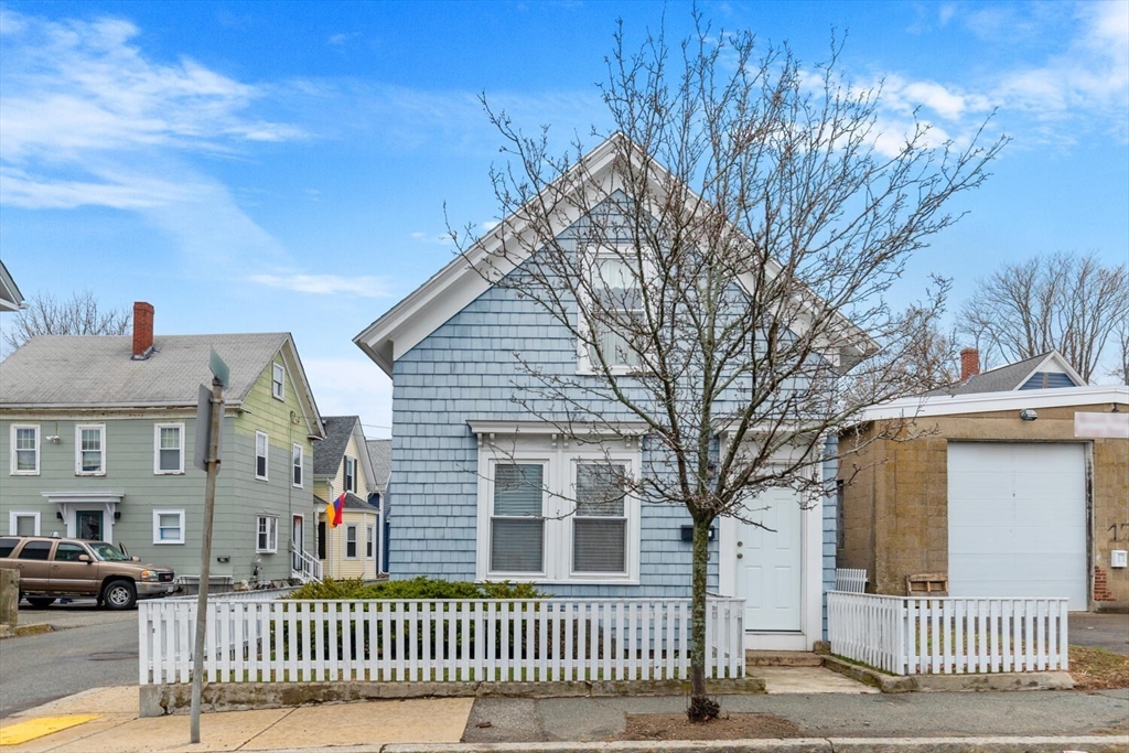 21 Roundy St., Beverly, Massachusetts, 2 Bedrooms Bedrooms, 4 Rooms Rooms,1 BathroomBathrooms,Residential,For Sale,Roundy St.,73497888