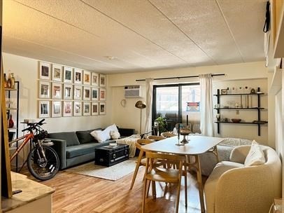 125 Pleasant Street, Brookline, Massachusetts, 2 Bedrooms Bedrooms, 4 Rooms Rooms,1.5 BathroomsBathrooms,Residential Lease,For Rent,Pleasant Street,73490298