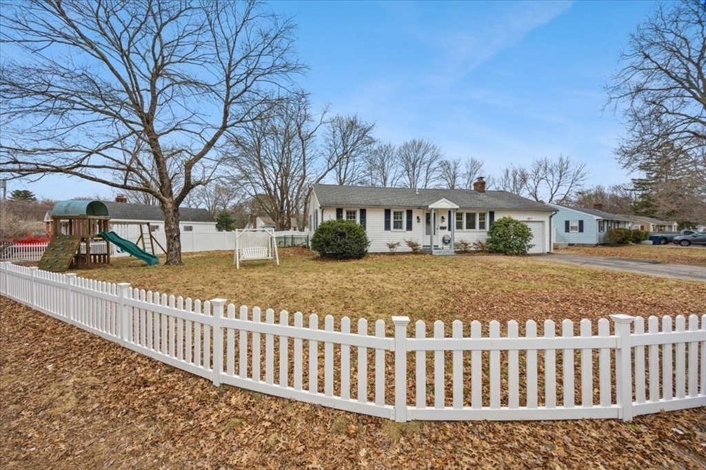 27 Suffolk Rd, Sharon, Massachusetts, 3 Bedrooms Bedrooms, 8 Rooms Rooms,1.5 BathroomsBathrooms,Residential,For Sale,Suffolk Rd,73493793