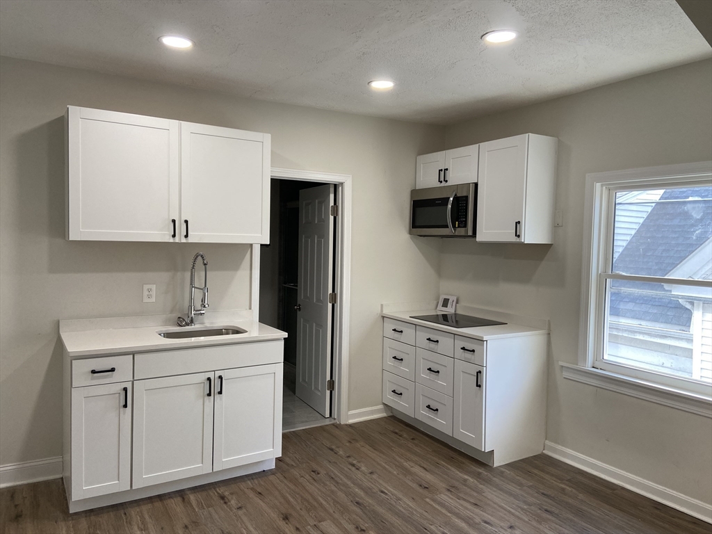 92 S Common St, Lynn, Massachusetts, 2 Rooms Rooms,1 BathroomBathrooms,Residential Lease,For Rent,S Common St,73491161
