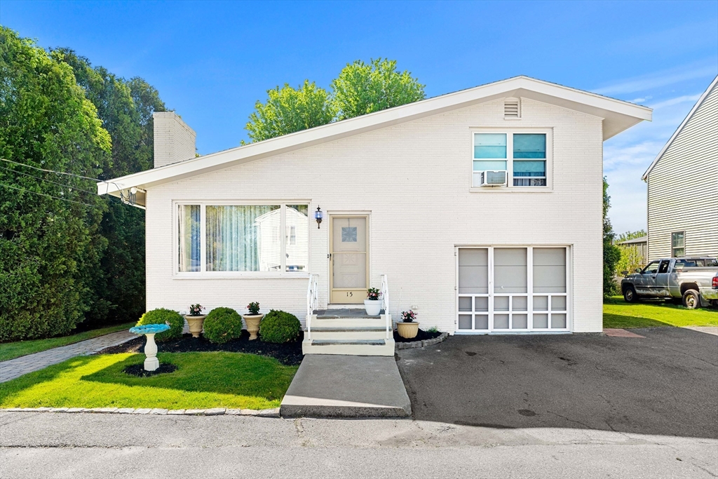 15 Barnes Circle, Salem, Massachusetts, 3 Bedrooms Bedrooms, 8 Rooms Rooms,2.5 BathroomsBathrooms,Residential,For Sale,Barnes Circle,73525015