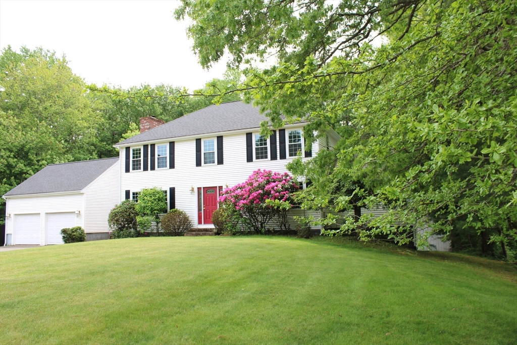 27 Gretchen Way, Raynham, Massachusetts, 4 Bedrooms Bedrooms, 11 Rooms Rooms,3 BathroomsBathrooms,Residential,For Sale,Gretchen Way,73525362