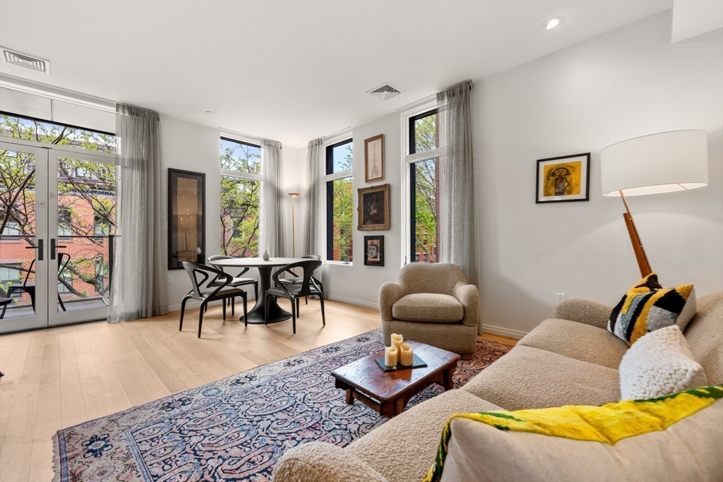 7 East Springfield Street, Boston, Massachusetts, 2 Bedrooms Bedrooms, 5 Rooms Rooms,2 BathroomsBathrooms,Residential,For Sale,East Springfield Street,73525365