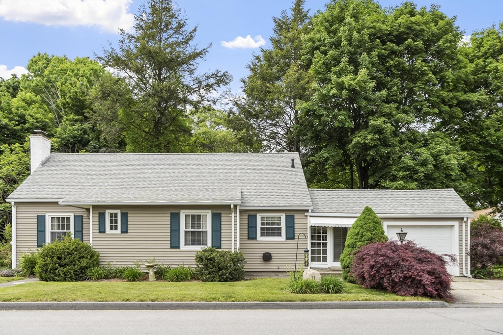 11 Whitla Drive, Worcester, Massachusetts, 3 Bedrooms Bedrooms, 6 Rooms Rooms,1.5 BathroomsBathrooms,Residential,For Sale,Whitla Drive,73525381
