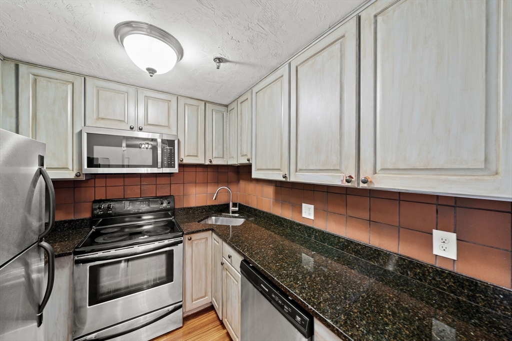 230 Willard St, Quincy, Massachusetts, 2 Bedrooms Bedrooms, 4 Rooms Rooms,2 BathroomsBathrooms,Residential,For Sale,Willard St,73525145