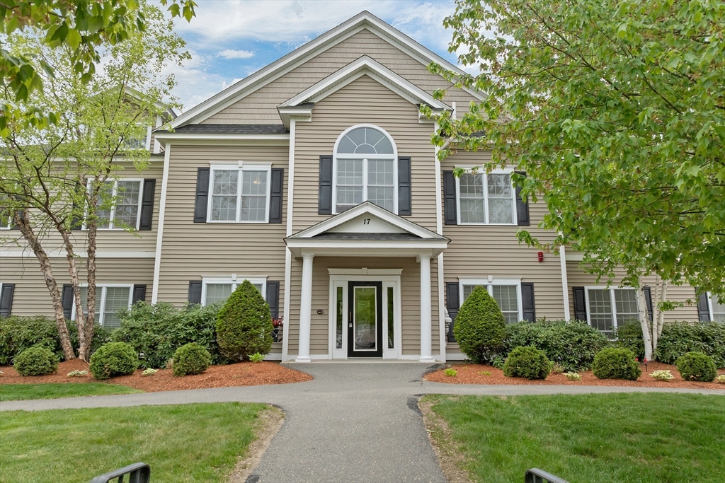 17 Roundabout Way, Manchester, New Hampshire, 2 Bedrooms Bedrooms, 6 Rooms Rooms,2.5 BathroomsBathrooms,Residential,For Sale,Roundabout Way,73525150
