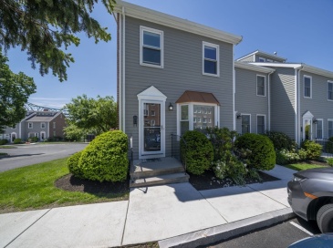 26 Breakwater Dr, Chelsea, Massachusetts, 3 Bedrooms Bedrooms, 6 Rooms Rooms,3.5 BathroomsBathrooms,Residential,For Sale,Breakwater Dr,73525391