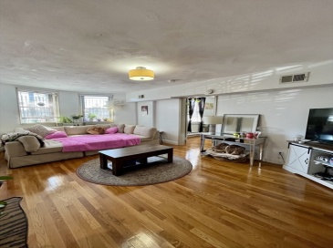 1693 Commonwealth Avenue, Boston, Massachusetts, 2 Bedrooms Bedrooms, 5 Rooms Rooms,1 BathroomBathrooms,Residential Lease,For Rent,Commonwealth Avenue,73515490