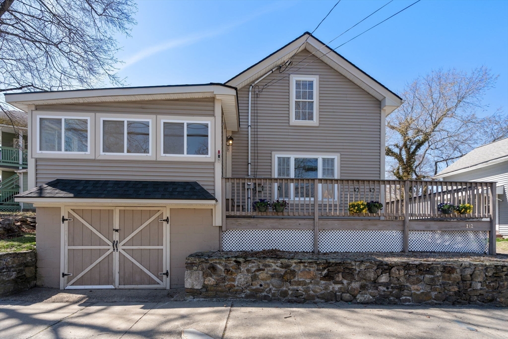 242 Everett Street, Southbridge, Massachusetts, 3 Bedrooms Bedrooms, 6 Rooms Rooms,1 BathroomBathrooms,Residential,For Sale,Everett Street,73500956
