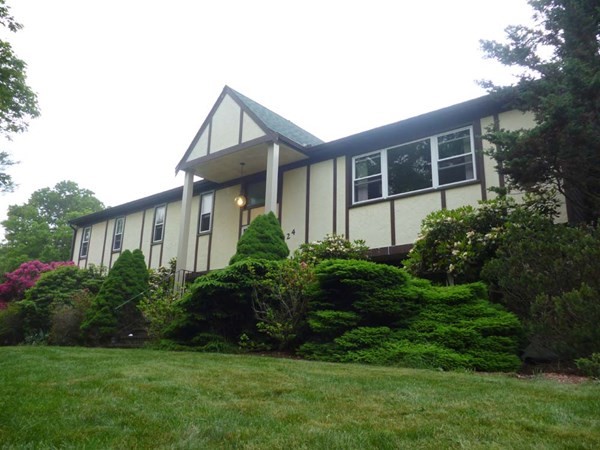 124 Hampton Rd, Sharon, Massachusetts, 4 Bedrooms Bedrooms, 8 Rooms Rooms,3 BathroomsBathrooms,Residential Lease,For Rent,Hampton Rd,73525005