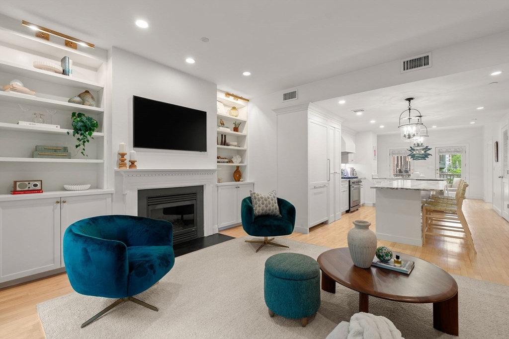 219 Shawmut Ave, Boston, Massachusetts, 3 Bedrooms Bedrooms, 6 Rooms Rooms,2 BathroomsBathrooms,Residential,For Sale,Shawmut Ave,73525279