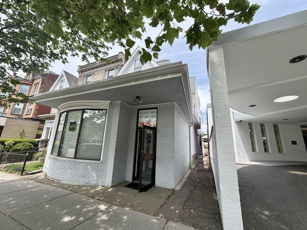 1674 Beacon Street, Brookline, Massachusetts, 4 Bedrooms Bedrooms, 6 Rooms Rooms,2 BathroomsBathrooms,Residential Lease,For Rent,Beacon Street,73525289