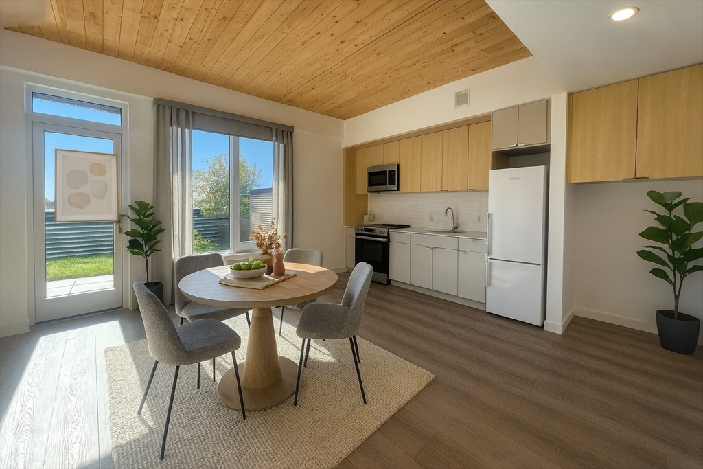 154 Broadway, Somerville, Massachusetts, 1 Bedroom Bedrooms, 2 Rooms Rooms,1 BathroomBathrooms,Residential Lease,For Rent,Broadway,73525327