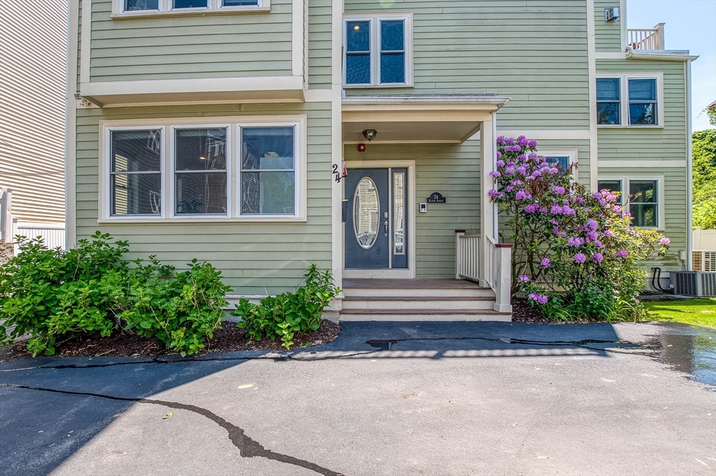 24 Custer St, Boston, Massachusetts, 2 Bedrooms Bedrooms, 4 Rooms Rooms,2 BathroomsBathrooms,Residential,For Sale,Custer St,73525226