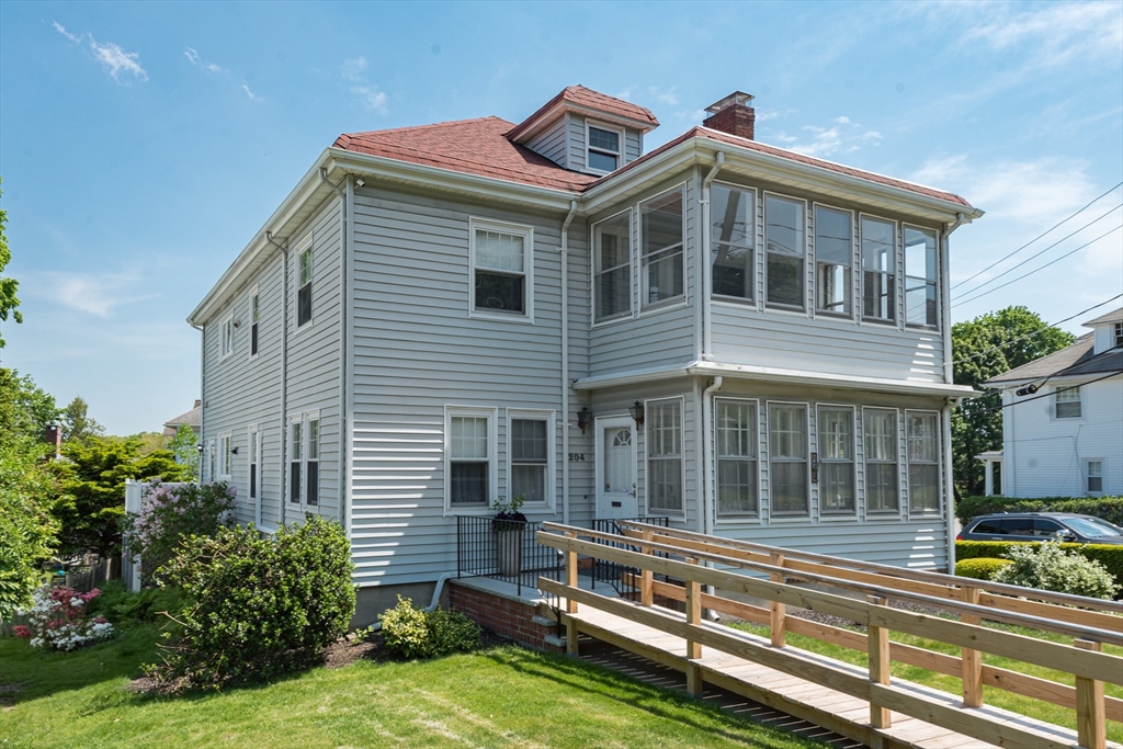 204 Walpole St, Norwood, Massachusetts, 4 Bedrooms Bedrooms, 9 Rooms Rooms,2 BathroomsBathrooms,Residential Income,For Sale,Walpole St,73520606